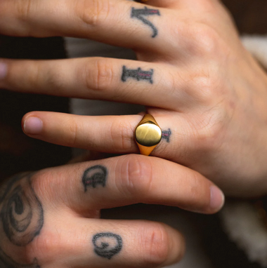 54 FLORAL CIRCLE DISC SOVEREIGN FACE SIGNET RING - GOLD